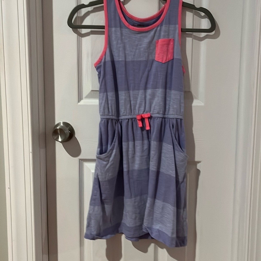 Jumper with two side pockets and one pocket at the top with a bow at the waist